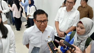 Menteri Koordinator Bidang Pemberdayaan Masyarakat, Muhaimin Iskandar di Puskesmas Ciater, Tangerang Selatan