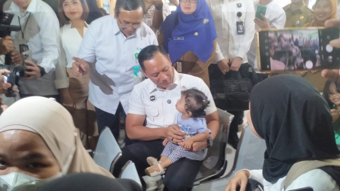 Menteri AHY pangku seorang balita saat pemeriksaan kesehatan gratis di Depok