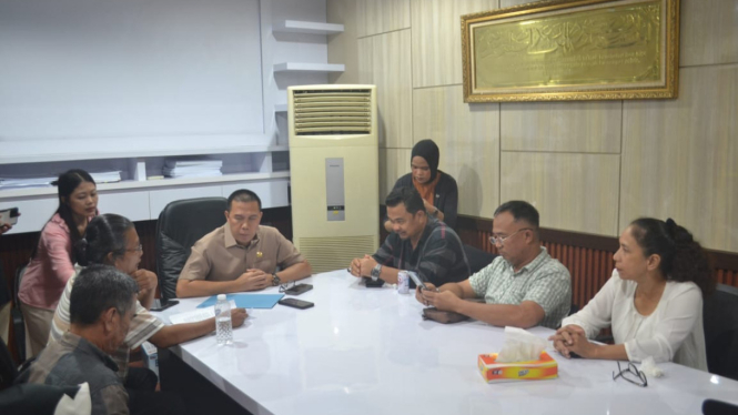 Wakil Ketua DPRD Provinsi Kepulauan Bangka Belitung Eddy Iskandar menerima Aliansi Masyarakat Cinta Bangka Belitung di Gedung DPRD