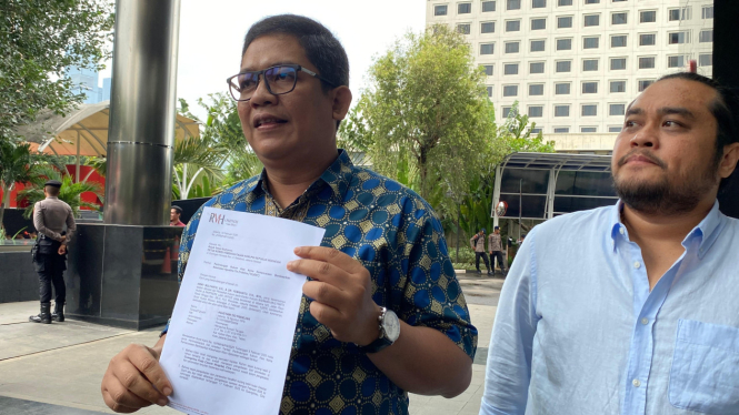 Kuasa hukum Agustiani Tio Fridelina, Army Mulyanto saat setor surat permintaan ke pimpinan KPK pada Senin 10 Februari 2025