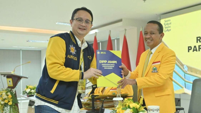 Ketum Golkar Bahlil Lahadalia dan Ketum AMPI Jerry Sambuaga