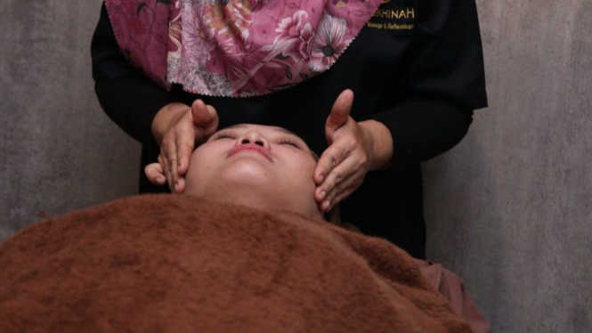 Ilustrasi sesi treatment pijat relaksasi