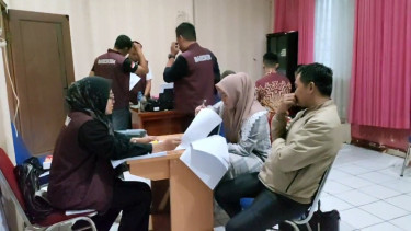 Istri dan saudara dari Kades Kohod, Arsin bin Asip di Polsek Pakuhaji