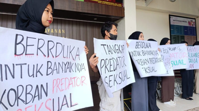 Sejumlah aktivis perempuan menggelar aksi mendukung korban di sidang Agus disabilitas (Satria)