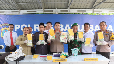 Kapolres Batu Bara, AKBP. Taufik Hidayat Tayeb menunjukkan sabu dalam konfrensi Pers di Mako Polres Batubara.(dok Polres Batubara)