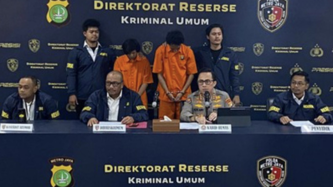 kedua tersangka terlihat dengan santainya menertawakan korban yang terjatuh akibat aksi keji tersebut.
