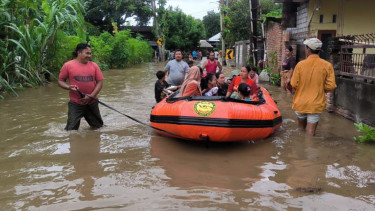 Tim SAR mengevakuasi warga dengan perahu karet (Satria)