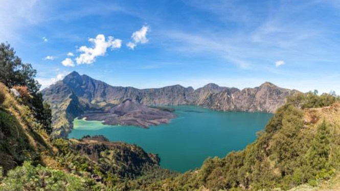 Gunung Rinjani di Lombok, Nusa Tenggara Barat.