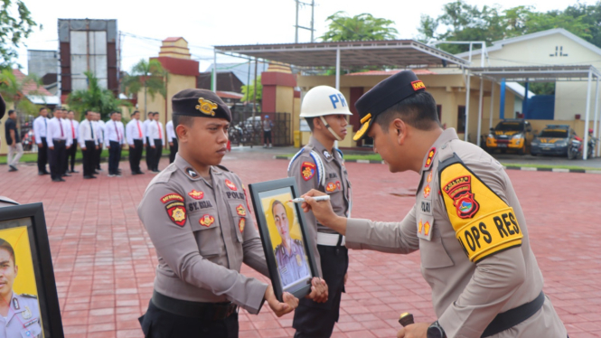Kapolres Sumbawa AKBP Bagus Nyoman Gede Junaedi saat Pimpin upacara pemecatan dan penghargaan.