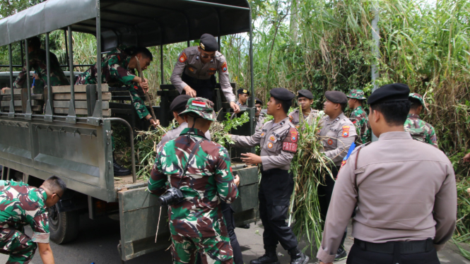 Kegiatan Karya Bakti TNI-Polri di Malang. 