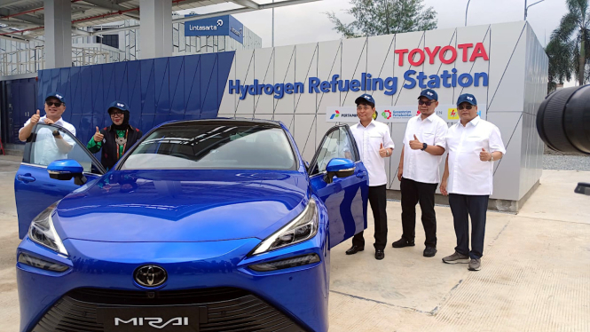 Peresmian Stasiun Pengisian Hidrogen Toyota di Karawang, Jawa Barat.