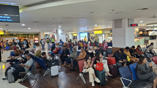 Penumpang di Bandara I Gusti Ngurah Rai menunggu jadwal penerbangan