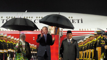 Presiden RI Prabowo Subianto menyambut kedatangan Presiden Turkiye Recep Tayyip Erdogan di Lanud Halim Perdanakusuma, Jakarta Timur, Selasa, 11 Februari 2025