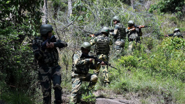 VIVA Militer: Tentara India melakukan patroli di Kashmir