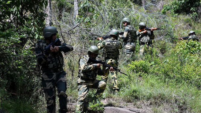 VIVA Militer: Tentara India melakukan patroli di Kashmir