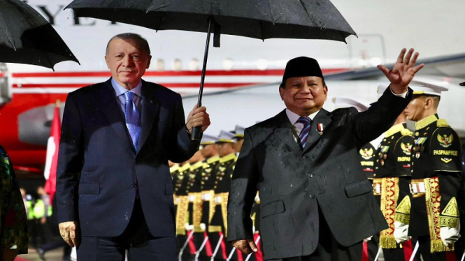 Presiden Prabowo Subianto menyambut kedatangan Presiden Turki Erdogan