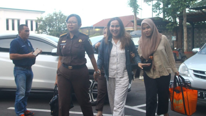 Isa Zega dibawa ke Lapas Wanita Kelas IIA Sukun, Kota Malang. (Istimewa)