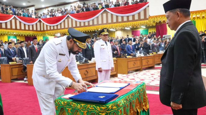 Gubernur Aceh Muzakir Manaf saat dilantik oleh Mendagri. 