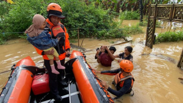 Suasana Tim SAR mengevakuasi warga terdampak banjir ekstrim di wilayah Makassar