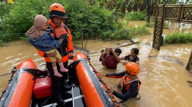 Suasana Tim SAR mengevakuasi warga terdampak banjir ekstrim di wilayah Makassar