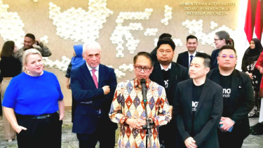 Deputi Bidang Koordinasi Kerja Sama Ekonomi dan Investasi Kemenko Perekonomian, Edi Prio Pambudi bersama delegasi RMIT, dalam konferensi pers di kantor Kemenko Perekonomian.