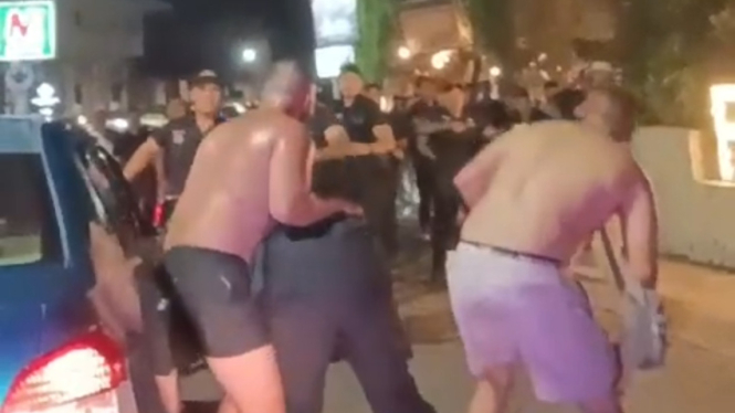 Sejumlah bule menganiaya petugas keamanan Finns Beach Club di Bali - Foto: Tangkapan layar video di sosial media