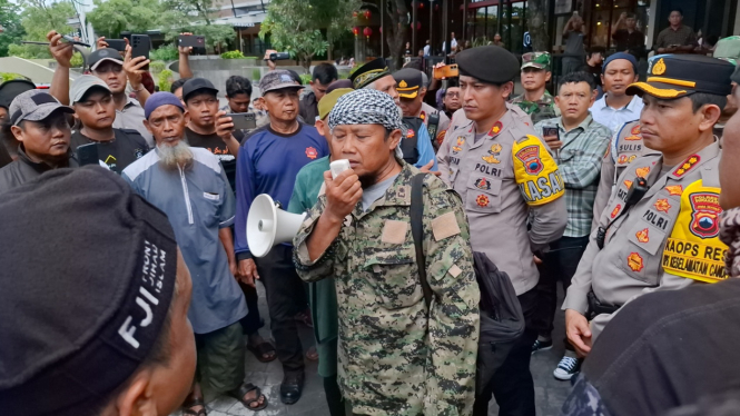 Ketua Aliansi Umat Islam Solo Raya saat menggelar aksi demo penolakan festival kuliner halal dan non-halal di Solo Paragon Mall