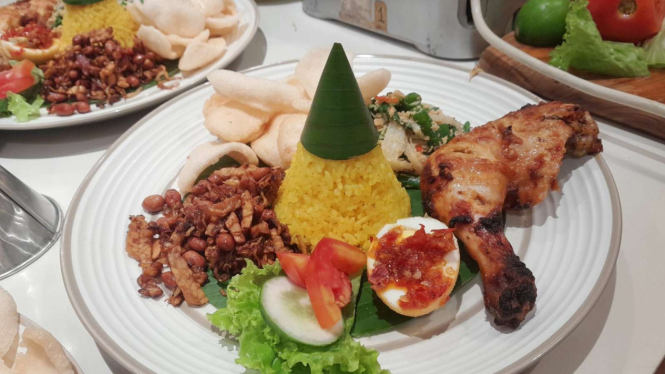 Menu nasi tumpeng dalam kegiatan cooking together di Pantry Magic, Kemang.
