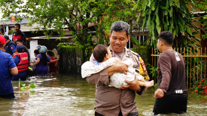 Polri lakukan evakuasi korban banjir di Makassar (Dok Polri)