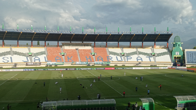 Pertandingan PSKC Cimahi versus Persela Lamongan di Stadion Si Jalak Harupat (foto: Dede Idrus) 