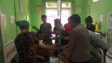 Pelaku pembunuhan di Kabupaten Nias Barat saat mendapatkan perawatan medis.(dok Polres Nias)