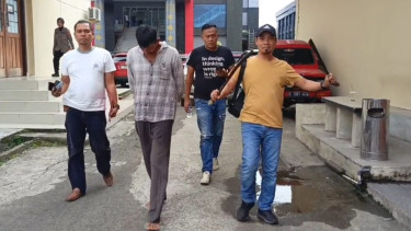 Pelaku beserta barang bukti dua bila parang, saat diamankan Unit 4 Subdit III Jatanras Polda Sumatera Selatan.