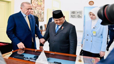 Presiden Prabowo Subianto memberi cinderamata senjata ke Presiden Erdogan