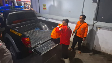 Relawan saat mengevakuasi temuan potongan mayat