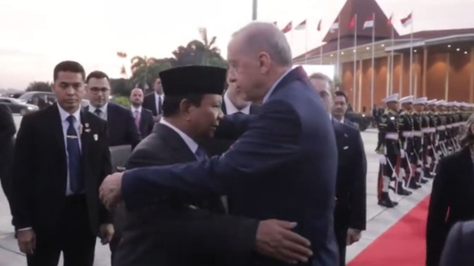 Momen Hangat Erdogan Peluk Prabowo usai Kunjungan di Indonesia