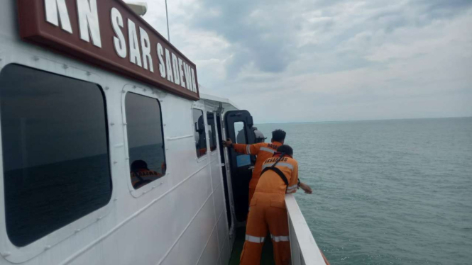 Tim Basarnas Semarang lakukan operasi SAR mencari abk kapal nelayan tenggelam