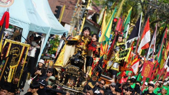 Sejumlah tatung mengikuti parade tatung dalam perayaan Cap Go Meh 2025 di Kota Singkawang, Kalbar