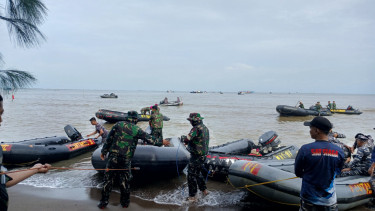 Prajurit TNI AL saat akan melakukan proses pembongkaran pagar laut di Tangerang