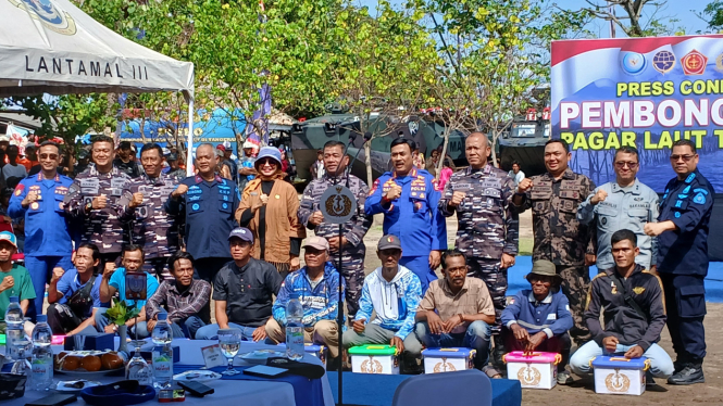 Foto bersama nelayan usai penetapan penyelesaian pembongkaran pagar laut di Tangerang
