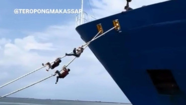  Pedagang Asongan Panjat Tali Naik ke Kapal