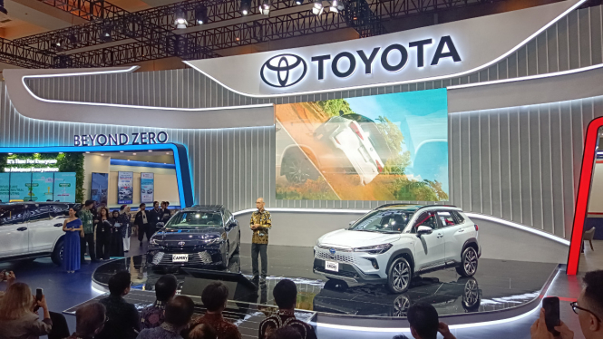 New Toyota Corolla Cross HEV dan New Camry HEV