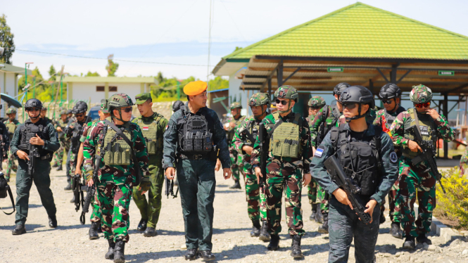 VIVA Militer: KSAU Marsekal M. Tonny Harjono menemui Satgas Kopasgat di Papua