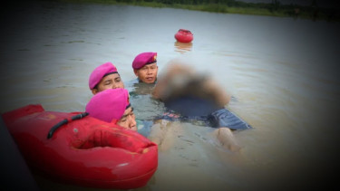VIVA Militer: Prajurit Marinir TNI temukan korban banjir Maros