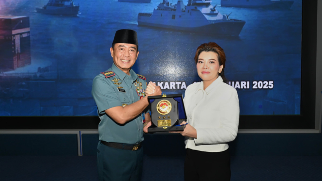 Livienne Russellia dapat penghargaan dari Komando Armada RI