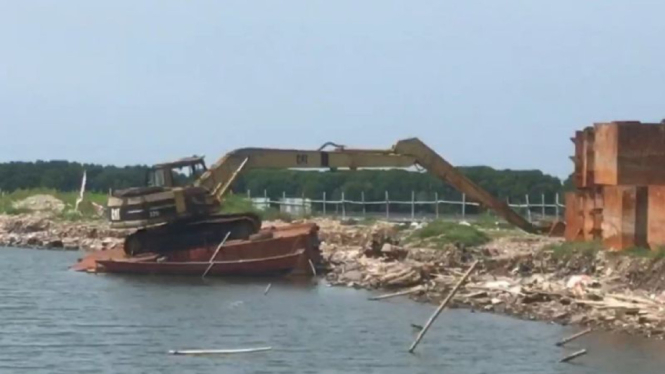 Satu alat berat jenis ekskavator yang digunakan untuk membongkar pagar laut di perairan Paljaya Desa Segarajaya, Kecamatan Tarumajaya, Kabupaten Bekasi berhenti beroperasi, Kamis.