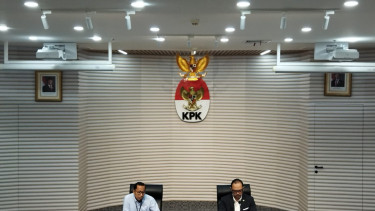 Plh Dirdik KPK Budi Sokmo dan Juru Bicara KPK Tessa Mahardhika di KPK
