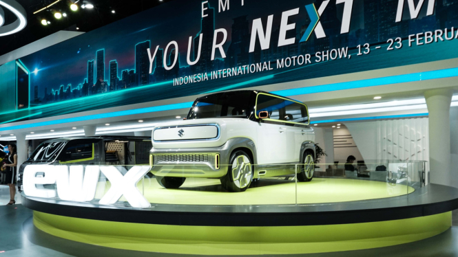Suzuki memperkenalkan mobil listrik terbaru eWX di IIMS 2025