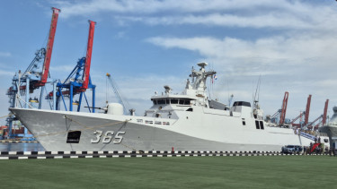 VIVA Militer: Kapal Perang KRI Diponegoro-365 tiba di Dermaga Kolinlamil