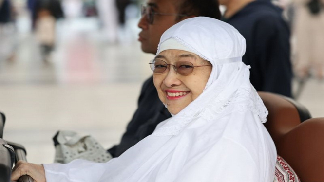 Megawati Soekarnoputri saat mengunjungi Masjid Nabawi, Madinah