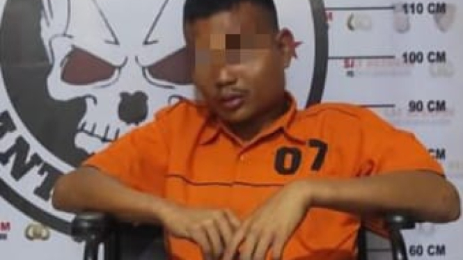 MA, pelaku pembakaran terhadap ayah kandungnya saat diamankan petugas kepolisian.(dok Polres Pelabuhan Belawan)